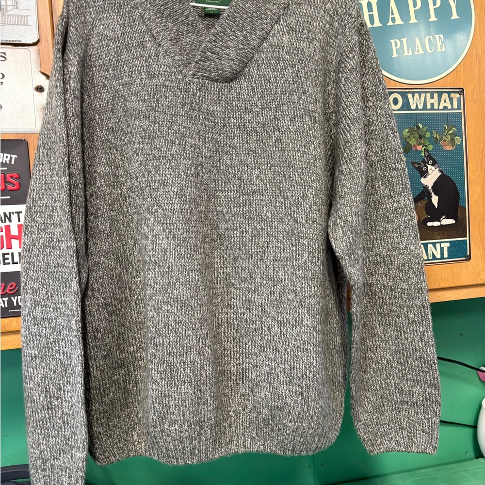 David Taylor V-Neck Sweater in Charcoal